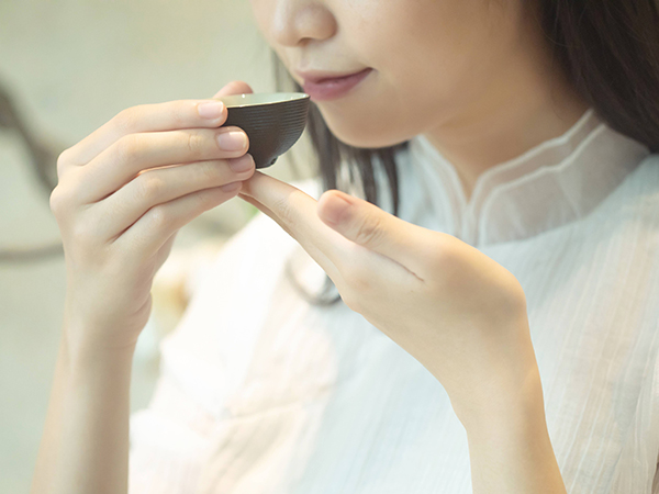 女生长期喝黄金茶好吗？常喝茶的女孩状态都很好【鸦鹊山】