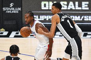 记者:马刺不送走福克斯很难追求伦纳德 但快船也不会要福克斯