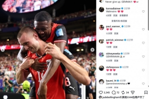 绝平晋级,阿拉巴社媒晒与队友庆祝合照:我们永远不会放弃!